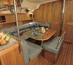Hunter 460 Dining